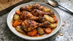 Tek tepside fırında tavuk baget: salçalı sosla içi sulu, dışı çıtır