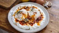 Tam kıvamında çılbır tarifi: yoğurt üstünde poşe yumurta, pul biberli yağla