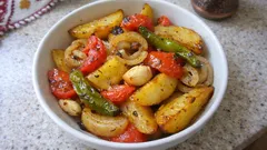 Az malzemeyle tam kıvamında: Domatesli biberli fırında patates yemeği