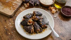 Zeytinyağlı kuru patlıcan dolması: sumaklı suyla tam kıvamında, tane tane iç