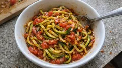 Domatesli sarımsaklı sosla kabak spagetti: 15 dakikada hafif ve doyurucu