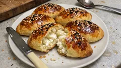 Mayasız, bayatlamayan poğaça: yoğur-şekillendir, 20 dakikada fırında