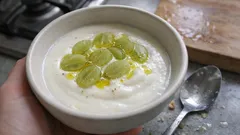 Yaz sofralarına ferahlık: Üzümlü Ajoblanco (Endülüs usulü soğuk badem çorbası)