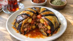 Etli Patlıcan Kapama: kalıpta diziliyor, fırından dilim dilim çıkan şık ana yemek