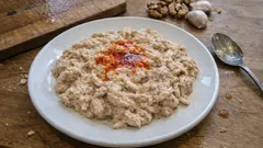 Davet sofralarına yakışan Çerkez tavuğu: cevizli-sarımsaklı sosuyla tam kıvamında