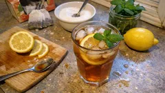 Poşet çayla ev yapımı limonlu soğuk çay: acılaşmadan tam kıvamında