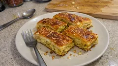 Hazır yufkayla patatesli börek: kat kat çıtır doku için un serpiştirme yöntemi