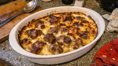 Fırında yoğurtlu sosuyla Elbasan Tava: üzeri kızaran, içi lokum gibi et