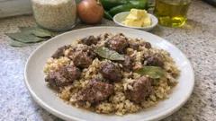 Tek tavada lokum gibi dana etli kapama: Et suyu pilava geçsin, tane tane olsun