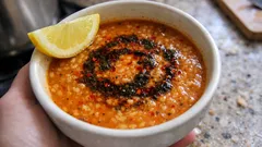 Esnaf usulü ezogelin çorbası: lokanta kıvamı için naneli-biberli tereyağı sosuyla