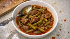 Lokanta usulü etli taze fasulye: ekmek banmalık sosu ve tam kıvamında pişen etle