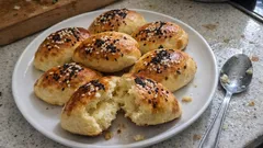 Pastane kıvamında tereyağlı peynirli poğaça: tereyağını sonradan ekleyin