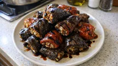 Nar ekşisiyle dengeli zeytinyağlı kuru dolma: tane tane iç, yumuşacık kurular