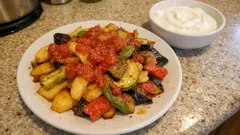 Sarımsaklı domates soslu karışık kızartma: Sebzeleri tek tek kızartınca çıtır kalıyor