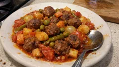 Tek tepside Avcı Kebabı: köfte, sebze ve salçalı sosla fırında tam kıvamında