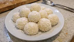 Lokum gibi yumuşacık irmik topları: az malzemeyle garanti kıvam (Hindistan cevizli)