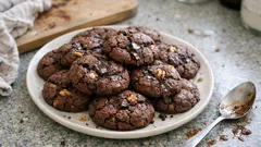 Çatlak yüzeyli, içi yumuşak çikolatalı cevizli kurabiye tarifi (kavanoza da uygun)