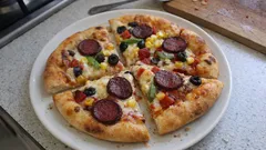 Ev Usulü Karışık Pizza: Ele Yapışmayan Hamurla Fırında Tam Kıvamında