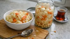 Kütür kütür lahana turşusu tarifi: lahanayı tuzla ovunca tam kıvamında oluyor