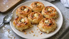 Peynirli gül böreği: çıtır dış, yumuşacık iç için ölçülü sosuyla