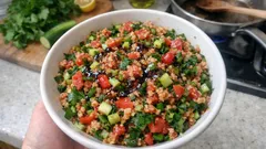 Tane tane kısır tarifi: salçayı kavurup nar ekşisiyle tam kıvamında hazırlayın