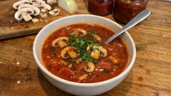 Salçalı mantar çorbası: salçayı kavurarak lokanta kıvamında, 20 dakikada