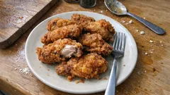 Dışı çıtır içi sulu tavuk kanadı: önce haşla, sonra kapla ve kızart