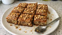 Pamuk gibi cevizli tepsi keki: susamlı üstüyle çay saatine tam kıvamında