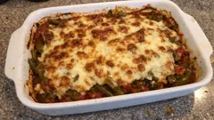 Beşamel ve kaşarla fırında taze fasulye: tek tepside, üzeri nar gibi kızaran tarif