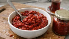 Kışlık ev yapımı biber salçası: Süzme yöntemiyle daha hızlı kıvam alan tarif