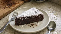 Badem unlu Torta Caprese: içi nemli, yoğun çikolatalı glutensiz kek tarifi