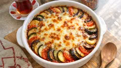 Fırında ratatuy tarifi: tek kapta kat kat sebzeler, üstü kaşarlı