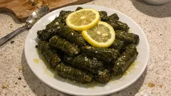 Dağılmayan zeytinyağlı yaprak sarma: az iç, sıkı sarım ve limonla tam kıvam