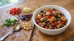 Evde Kung Pao Chicken: tavada hızlı sote, parlak sos ve fıstık çıtırtısı