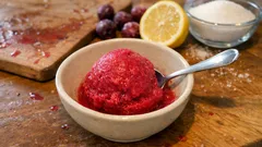 Vişneli sorbe tarifi: süt yok, vişnenin tadı net—evde pürüzsüz kıvam için karıştırma yöntemi