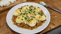 Soğanlı Yumurta Kapama: Karamelize soğanla tavada, yumuşacık kahvaltılık