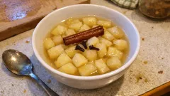 Tarçın ve karanfille elma kompostosu: ne çok yoğun ne sulu, tam kıvamında