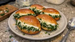 Pastane usulü sakallı poğaça: labneli iç, kaşar-maydanoz “sakalı” ile