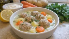 Tek tencerede ekşili sulu köfte: yoğurt terbiyesi kesilmeden ipeksi kıvamda