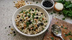 Çam fıstıklı kuş üzümlü iç pilav tarifi: tane tane ve mis gibi baharatlı