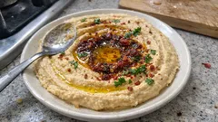 İpeksi kıvamlı humus tarifi: nohut suyuyla daha kremamsı sonuç