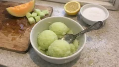 Kavunlu sorbe tarifi: dondurucuda kıvam alan, buz gibi hafif yaz tatlısı