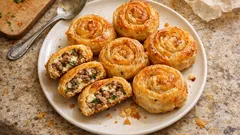 Pirinç yufkasından glütensiz gül böreği: tek tepside kıymalı ve peynirli, çıtır çıtır