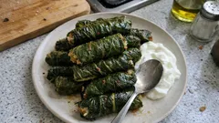 Dağılmayan, tam kıvamında zeytinyağlı pazı sarması: iç harcı yarı pişirme yöntemiyle