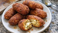 Bayat ekmekten kıymasız köfte: dışı çıtır, içi yumuşacık (kaşarlı)