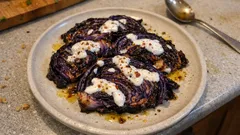 Fırında Mor Lahana Tarifi: Baharatlı dilimler ve üstüne sarımsaklı yoğurt