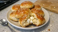 Mayasız, kabartma tozlu poğaça: çay saatine yumuşacık ve pratik tarif