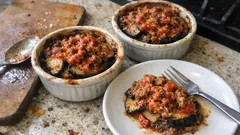 Fırında porsiyon musakka: güveçte tek kişilik, tam kıvamında ev yemeği