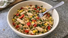 Tane tane arpa şehriyeli tavuk salatası: kavurma adımıyla asla lapa olmuyor