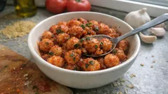 Dağılmayan Fellah Köftesi: Sarımsaklı Domates Sosuyla Tam Kıvamında Tarif